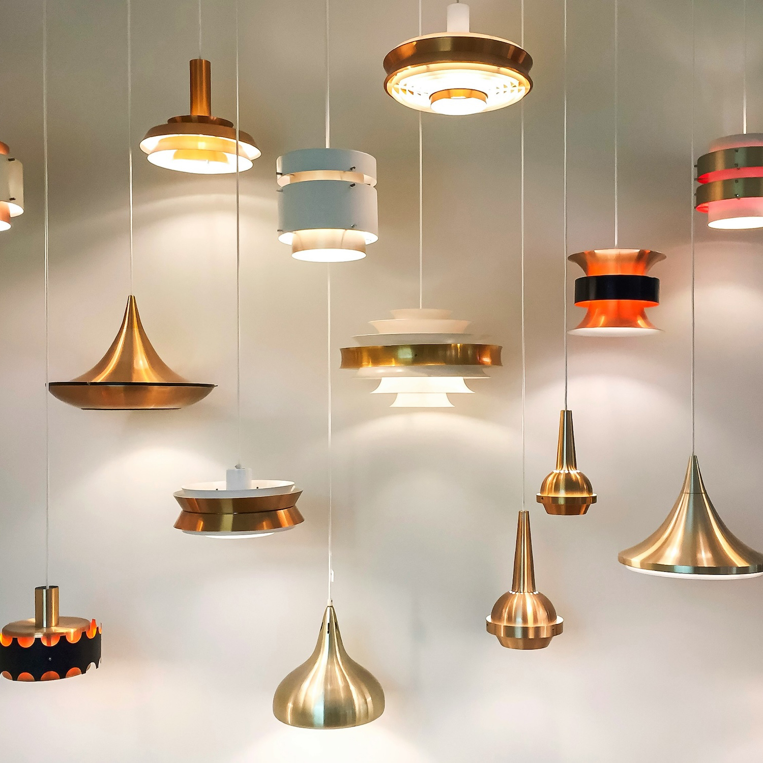 Zahlreiche Lampen hängen von der Decke. Sie sollen eine professionelle Lampenmontage symbolisieren.